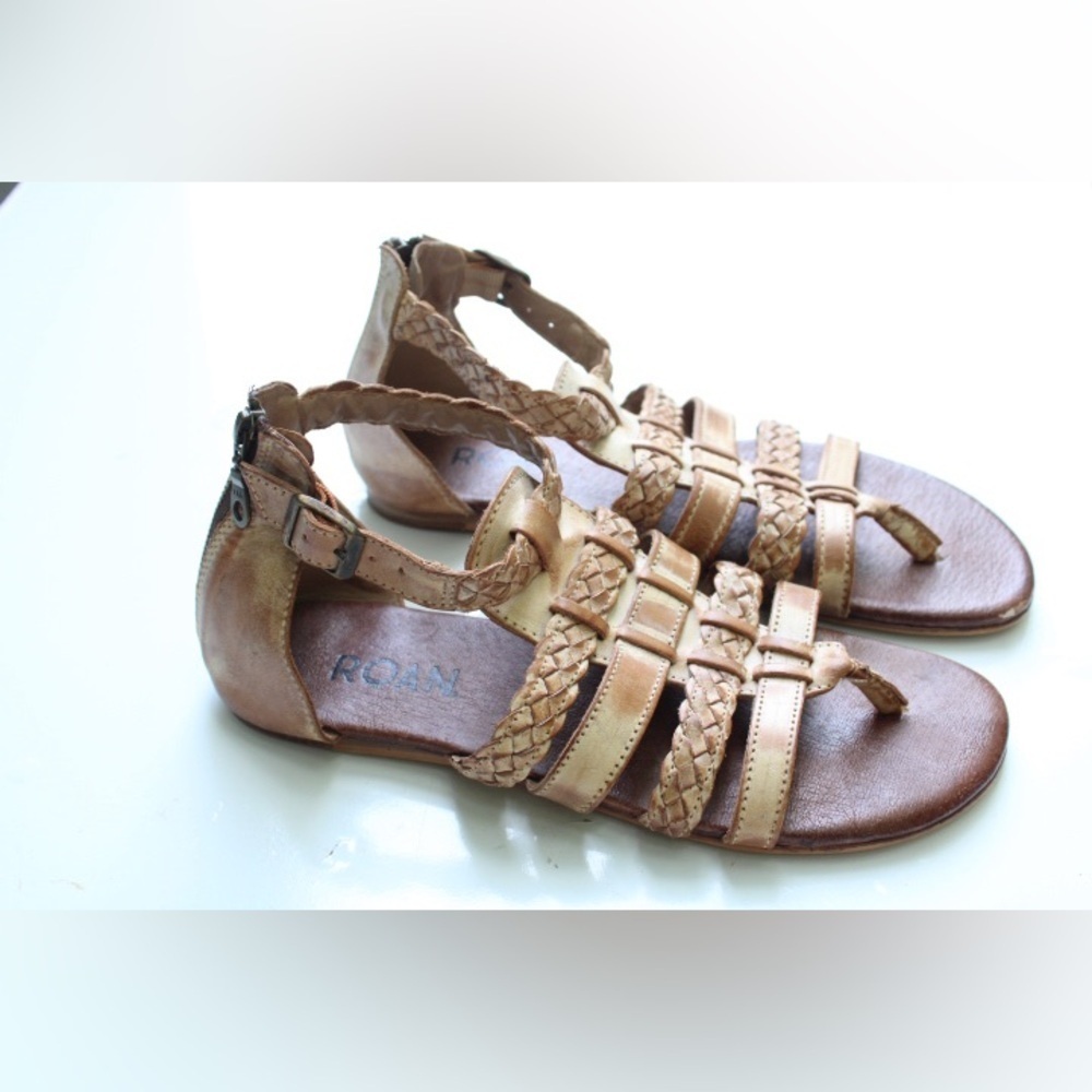 Roan bed Stu Kaliope sandals
